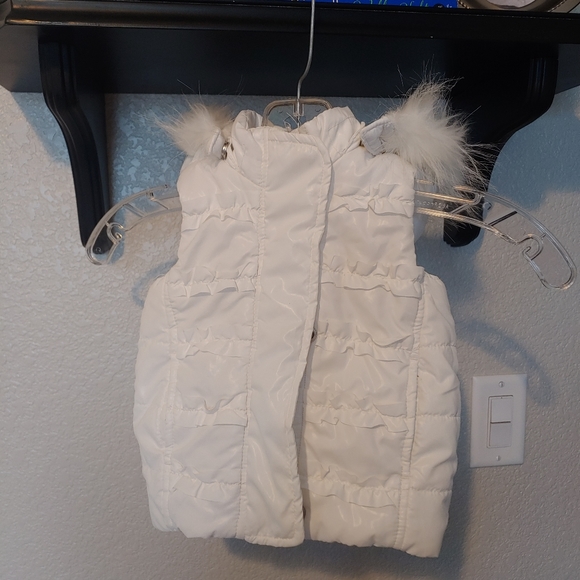 White puffer vest with faux fur hood - Picture 2 of 3